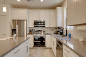 Fridge, microwave, stovetop, dishwasher