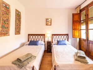 4 chambres, fer et planche à repasser, accès Internet, draps fournis