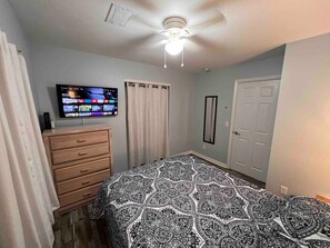 Escritorio, tabla de planchar con plancha, wifi y ropa de cama 