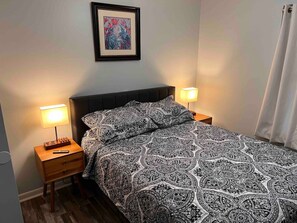 Escritorio, tabla de planchar con plancha, wifi y ropa de cama