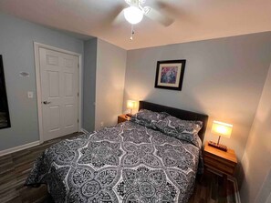 Escritorio, tabla de planchar con plancha, wifi y ropa de cama 