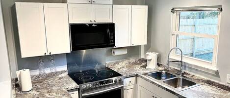 Réfrigérateur, four à micro-ondes, un four, surface de cuisson