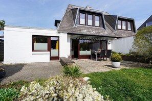 Exterior - Silwai EG - 3-room app. for 4 pers. with terrace, parking lot, WLAN, (Sylt-Ost)