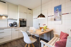 Fridge, microwave, oven, stovetop - Silwai EG - 3-room app. for 4 pers. with terrace, parking lot, WLAN, (Sylt-Ost)