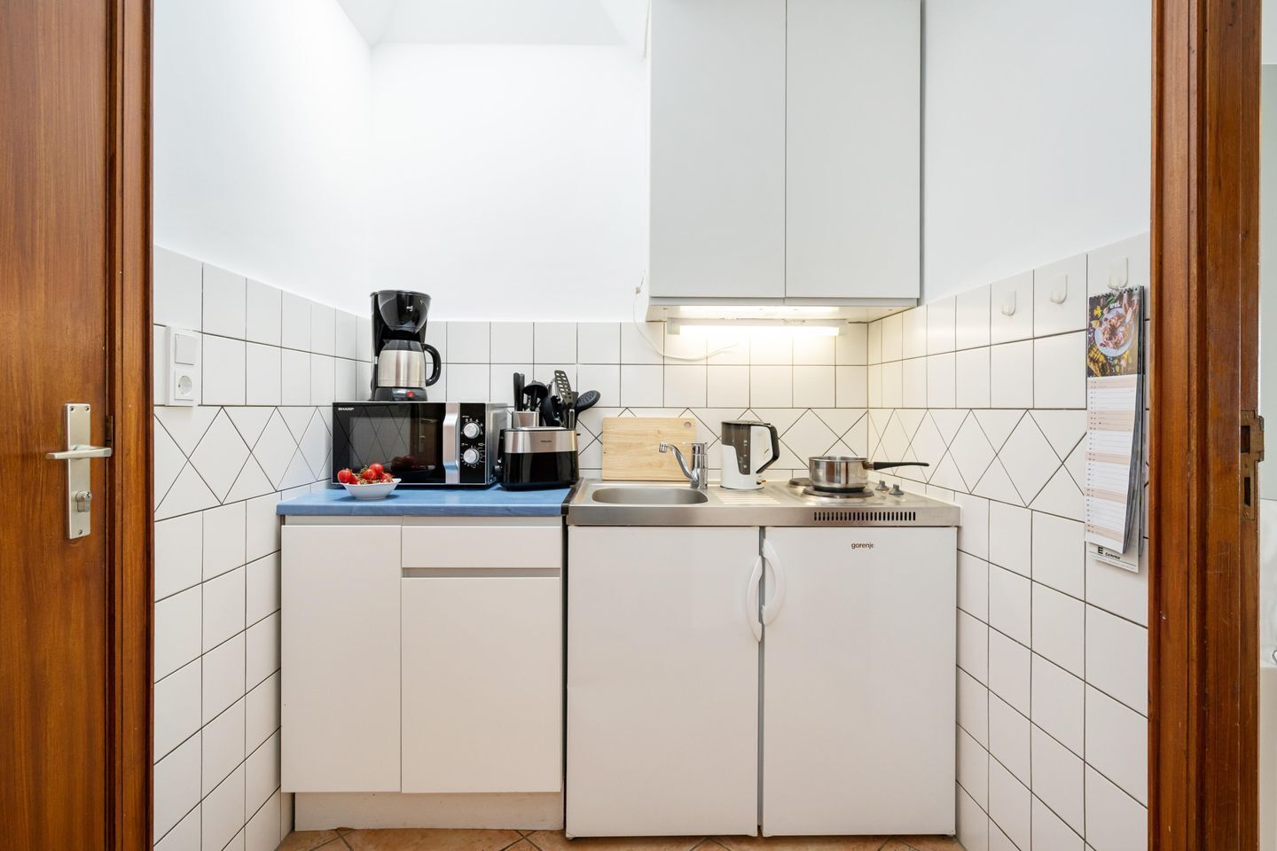 冷蔵庫、電子レンジ、コンロ、コーヒー / ティーメーカー