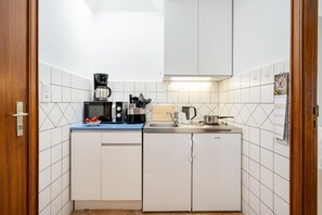 Kjøleskap, mikrobølgeovn, kokeplater og kaffetrakter/tekoker