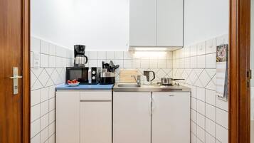 Køleskab, kogeplade, kaffe-/temaskine, elkedel