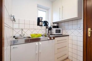 Kühlschrank, Mikrowelle, Herdplatte, Wasserkocher mit Kaffee-/Teezubehör