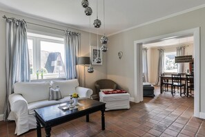 TV, stereo - Lena's Hüs - Beautiful thatched house for 6 pers. with sea view, garden, WLAN, (List)