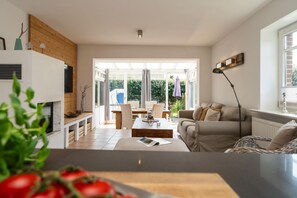 Fernseher, DVD-Player, Stereoanlage