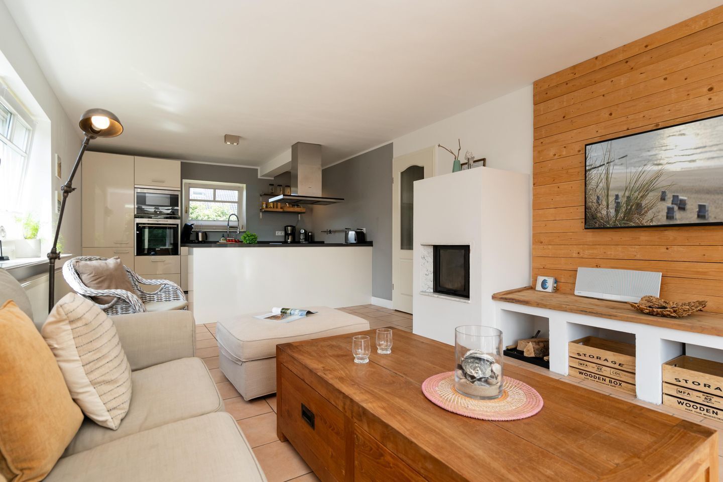 Ein modernes Wohnzimmer mit Sofa, Couchtisch und Kamin.