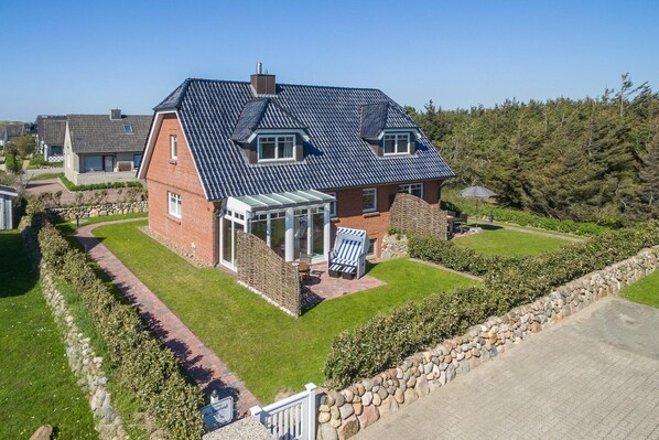 Unclassified image, 1 of 28, button