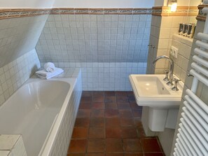 A bathroom with a bathtub, a sink, and a shower. - Min Hüs OG - Apartment close to the beach for 6 pers. with sauna, terrace, WLAN. Pets (Sylt)