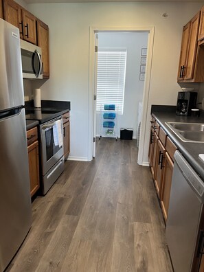 Frigorifero, microonde, forno, piano cottura