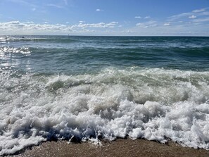 Una playa con olas rompiendo sobre la orilla.