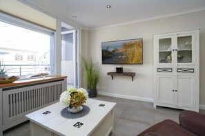 TV, stereo - Friedrichstraße - Moderne und Zentrale 2-zimmer Wohnung mit Balkon, Wlan. Haustiere Erlaubt (Sylt)