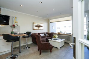 TV, stereo - Friedrichstraße - Moderne und Zentrale 2-zimmer Wohnung mit Balkon, Wlan. Haustiere Erlaubt (Sylt)