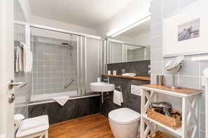 Shower, hair dryer - Seeblick - Modern and central app. for 2 pers. with balcony, parking space, (Sylt)