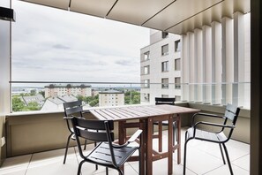 Outdoor dining - New Build Kirchberg 2BR w/ Balcony & Elevator, nr Bus Stn, by Blueground (Luxembourg)