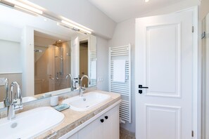 Dusj, hårføner og håndklær