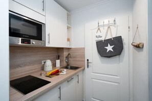 Réfrigérateur, micro-ondes, plaque de cuisson, lave-vaisselle