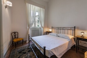 3 makuuhuonetta, työpöytä, silitysrauta/-lauta, Wi-Fi