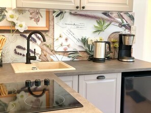 Een koelkast, een oven, een kookplaat, een vaatwasser