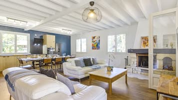 Fernseher, Kamin, Tischtennisplatte, Stereoanlage
