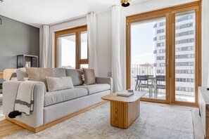 TV, stereo - Classic Favoriten 3BR w/ Gym, Lounge & Elevator nr Metro, by Blueground (Vienna)