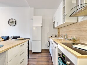 Geladeira, micro-ondas, fogão, lava-louças