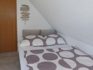 2 bedrooms, iron/ironing board, WiFi