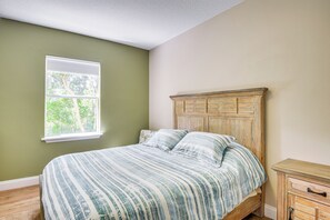 1 bedroom, desk, WiFi, bed sheets