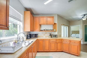 Refrigerador, microondas, cafetera y tetera y tostadora