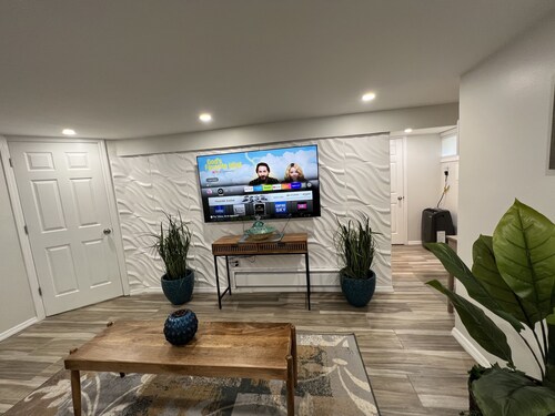 Cozy and Stylish 1 Bedroom Guest Suite 