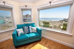 Smart-TV, peis, DVD-spiller og bøker