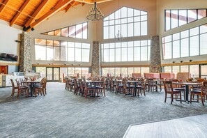 Dining - Three Bears Resort Adventure Base w/ Lake Access (Warrens)