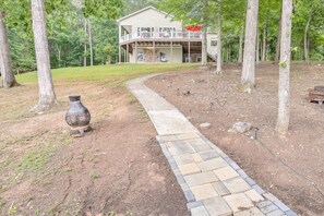 Property grounds - Paddles Up - Dog-friendly / Paddleboard / Sunset Views (Huddleston)