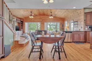 Interior - Paddles Up - Dog-friendly / Paddleboard / Sunset Views (Huddleston)