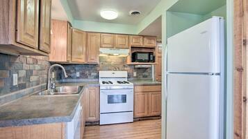 KylskÄp, mikrovÄgsugn, spishÀll och diskmaskin