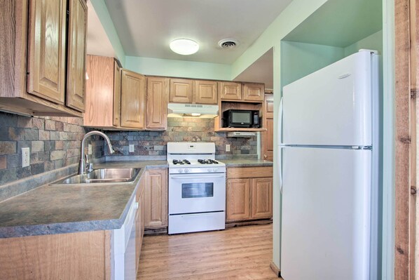 Kylskåp, mikrovågsugn, spishäll och diskmaskin