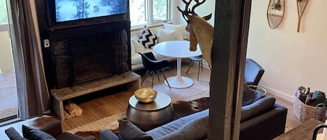 Smart TV, fireplace