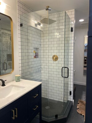 Bathtub, hair dryer, towels, soap - Chalet Retreat w Mountain View’s in Jackson Hole  (Wilson)