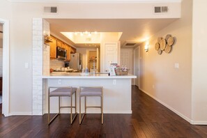 Een koelkast, een microgolfoven, een oven, een kookplaat