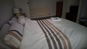 4 bedrooms, iron/ironing board, WiFi, bed sheets