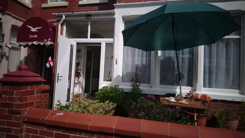 Renovated 4-Bed Home, Sleeps 9 with Parking & Spa