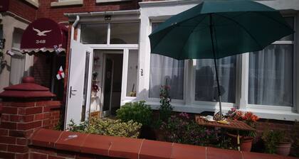 Renovated 4-Bed Home, Sleeps 9 with Parking & Spa