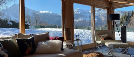 Fernseher, Kamin, Stereoanlage