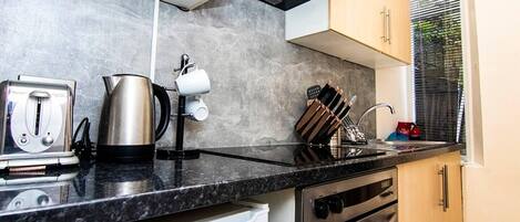 Køleskab, mikrobølgeovn, ovn, kogeplade