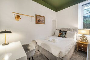 1 bedroom, iron/ironing board, WiFi, bed sheets - 1 Bed Flat - Sleeps 2 - Parking - Wifi (Aberdeen)