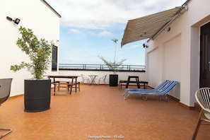 Outdoor dining - 2 Bed Furnished Apartment - Wifi, Aircon, Parking (Accra)